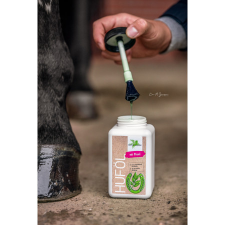 Solutie pentru cresterea copitelor BENSE & EICKE Hoof Oil with Brush
